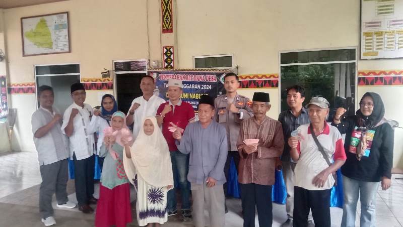 Desa Bumi Nabung Salurkan BLT-DD, Puluhan Masyarakat Tampak Gembira 1 Pemerintah desa ( Pemdes ) Bumi Nabung, Kecamatan Abung Barat, Kabupaten Lampung Utara, Salurkan Bantuan Langsung Tunai Dana Desa (BLT-DD) tahap Pertama tahun anggaran 2024 kepada 34 KPM, kegiatan tersebut dilaksanakan di kantor desa Bumi Nabung. Jumat(05/04/2024).