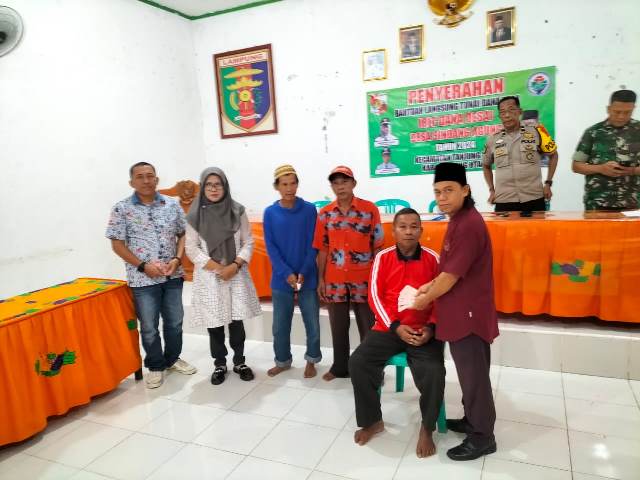Pemdes Sindang Agung Salurkan BLT-DD Tahap Pertama 1 Pemerintah desa ( Pemdes ) Sindang Agung, Kecamatan Tanjung Raja, Kabupaten Lampung Utara, Salurkan Bantuan Langsung Tunai Dana Desa (BLT-DD) tahap Pertama tahun anggaran 2024 kepada 11 KPM, Kegiatan tersebut dilaksanakan di kantor desa Sindang Agung. Jumat(05/04/2024).