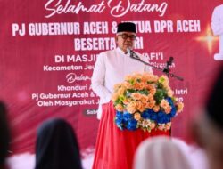 Pj Gubernur Sampaikan Pesan Persatuan dalam Momentum Khanduri dan Peusijuek yang digelar Tokoh Masyarakat Jeunieb