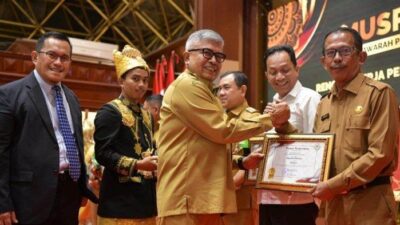 gubernur Aceh didampingi Kepala Bappeda Aceh menyerahkan Anugerah Prof A Majid Ibrahim