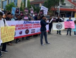 Tolak Revisi RUU Penyiaran, Jurnalis Lhokseumawe Gelar Aksi di Gedung DPRK 