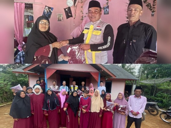 Pemerintah Pekon Pura Wiwitan Saat Bagikan Seragam Pengajian Kepada Ibu-ibu Pengajian. (Foto: hariandaerah.com/Hendri).