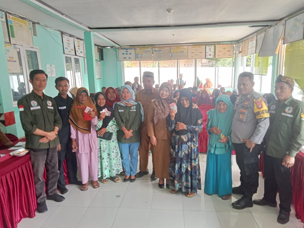 Pekon Mekar Jaya Kecamatan Gedung Surian kabupaten Lampung Barat,membagikan bantuan langsung tunai (BLT) Tahap pertama sebanyak 4 bulan di tahun 2024 Di Balai pekon mekar jaya, Selasa (07/05/2024).