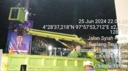 Petugas Dinas Lingkungan Hidup Kota Langsa saat memperbaiki dan mengganti lampu jalan (PJU) di jalan Syiah Kuala, Gampong Tualang Teungoh, Langsa Kota. (Foto:hariandaerah.com/Dok.DLH)