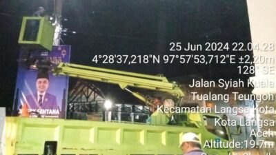 Atasi Keluhan Masyarakat, Pemko Langsa Perbaiki dan Ganti Lampu Jalan 3 Petugas Dinas Lingkungan Hidup Kota Langsa saat memperbaiki dan mengganti lampu jalan (PJU) di jalan Syiah Kuala, Gampong Tualang Teungoh, Langsa Kota. (Foto:hariandaerah.com/Dok.DLH)