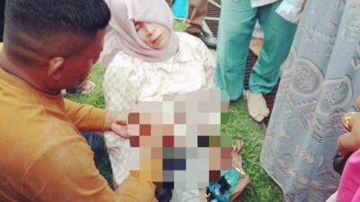 Ibu dari anak kecil usia 4 Tahun saat diolesin minyak kayu putih oleh suaminya untuk sadarkan dari pingsan pasca melihat mobil skuter mainan anaknya ditarik paksa oleh oknum Satpol PP berinisial Rn. (Foto:hariandaerah.com/Sukma)