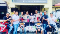 Kapolsek Langsa Barat, Iptu Hufiza Fahmi dan Team-29 saat foto bersama Dua tersangka pelaku Jambret dan Barang Bukti. (Foto:hariandaerah.com/Humapolres)