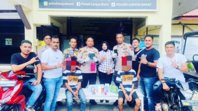 Kapolsek Langsa Barat, Iptu Hufiza Fahmi dan Team-29 saat foto bersama Dua tersangka pelaku Jambret dan Barang Bukti. (Foto:hariandaerah.com/Humapolres)