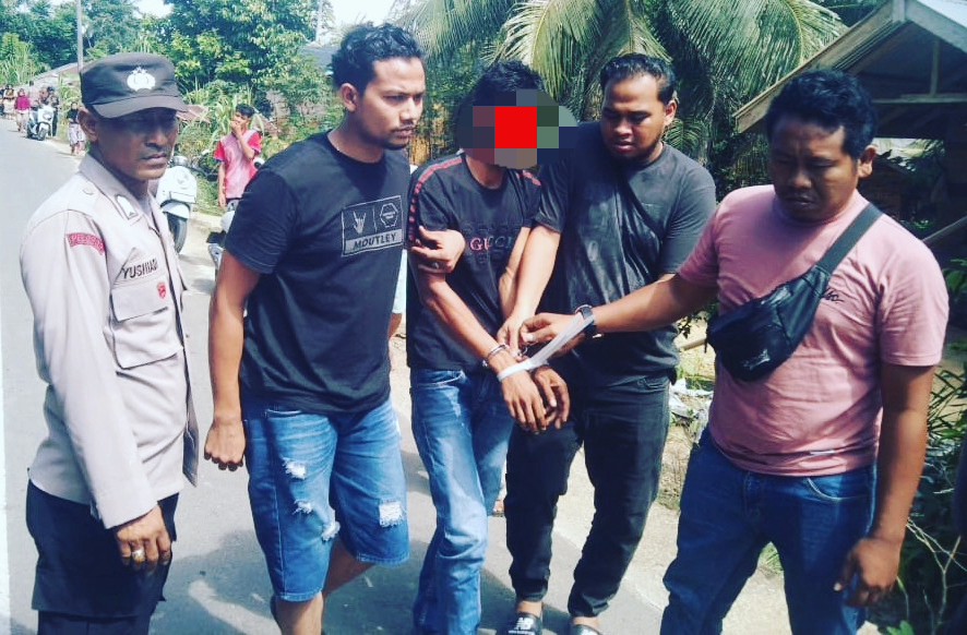 Tersangka pelaku pembunuhan Nek Ramlah, AR (25) yang berhasil diamankan oleh Tim gabungan Opsnal Satreksrim bersama anggota Polsek Idi Tunong. (Foto:hariandaerah.com/Humaspolres)