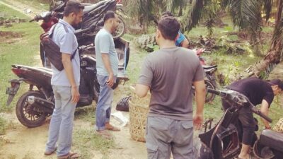 Barang bukti Sepeda Motor, Ayam Jago dan lainnya saat diamankan Tim Opsnal Sat Reskrim Polres dan Unit Reskrim Polsek Langsa Timur di TKP Judi Sabung Ayam. (Foto:hariandaerah.com/Humaspolres)