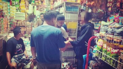 Tersangka pelaku pencurian di toko grosir di Dusun Jawa Gampong Jawa, AB (45) saat diamankan oleh Tim Opsnal Reskrim Polres Langsa. (Foto:hariandaerah.com/Humaspolres)