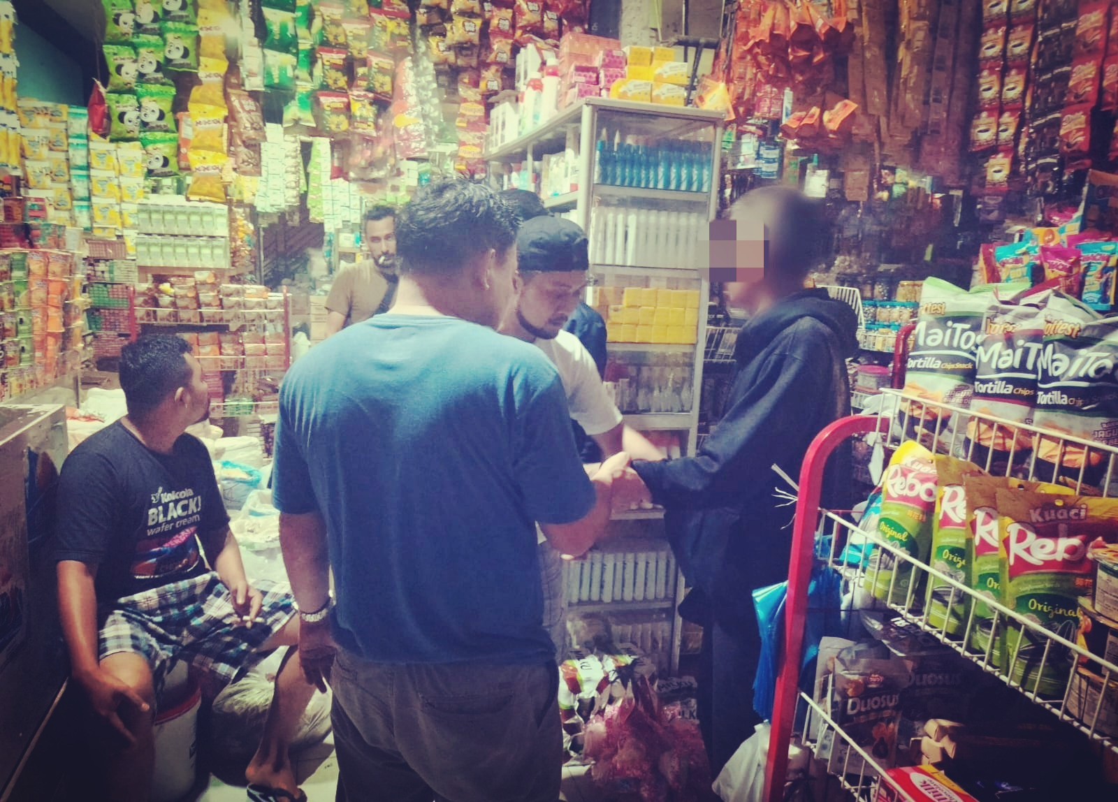 Tersangka pelaku pencurian di toko grosir di Dusun Jawa Gampong Jawa, AB (45) saat diamankan oleh Tim Opsnal Reskrim Polres Langsa. (Foto:hariandaerah.com/Humaspolres)