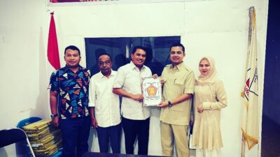 Calon Walikota Langsa, Jeffry Sentana dan Ketua Tim 12 PAN, Melvita Sari saat diterima oleh Ketua Gerindra, Irwanto bersama pengurusnya di Sekretariat DPC Gerindra Kota Langsa. (Foto:hariandaerah.com/SukmaMT)