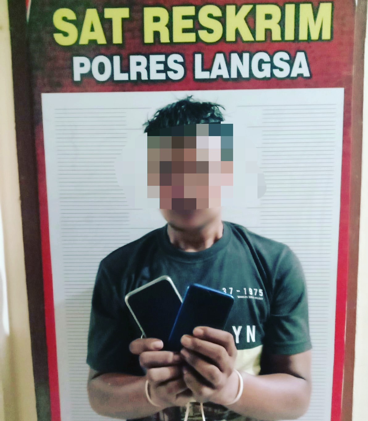 Tersangka terduga pelaku pencuri HP, RA (29) yang berhasil ditangkap Tim Satuan Reskrim Polres Langsa. (Foto:hariandaerah.com/Humaspolres)