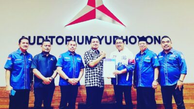 Jeffry Sentana saat menerima Surat Tugas sebagai Calon Walikota Langsa dari Sekretaris Jendral DPP Demokrat, Teuku Riefky Harsya didampingi Pengurus Demokrat Aceh dan Kota Langsa. (Foto:hariandaerah.com/SukmaMT)