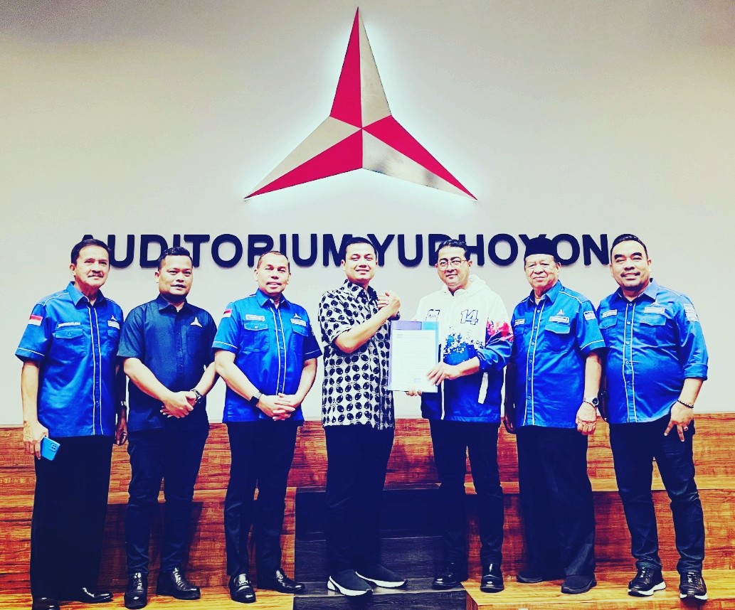 Jeffry Sentana saat menerima Surat Tugas sebagai Calon Walikota Langsa dari Sekretaris Jendral DPP Demokrat, Teuku Riefky Harsya didampingi Pengurus Demokrat Aceh dan Kota Langsa. (Foto:hariandaerah.com/SukmaMT)