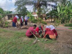 Lestarikan Lingkungan, UPT SMPN 1 Adiluwih Gelar Aksi Hari Sejuta Pohon