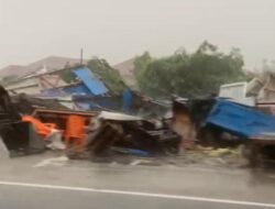 Angin Kencang dan Hujan Lebat Rusak Lapak Jualan Warga di Aceh Utara