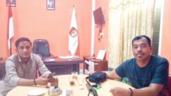 Divisi Hukum dan Pengawasan, Bahtiar MA dan Divisi SDM dan Partisipasi Masyarakat, Fauzan Rizal SPdI saat memberikan keterangan di Kantor KIP Langsa. (Foto:hariandaerah.com/Sukma)