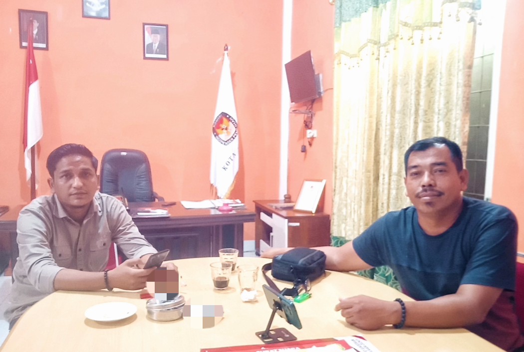 Anggota PPS Terlibat Parpol, KIP Langsa Ambil Tindakan 1 Divisi Hukum dan Pengawasan, Bahtiar MA dan Divisi SDM dan Partisipasi Masyarakat, Fauzan Rizal SPdI saat memberikan keterangan di Kantor KIP Langsa. (Foto:hariandaerah.com/Sukma)