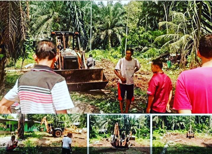 Imam Gampong dan Pelaksana saat berada di lahan pembangunan Mushala Syukur Hayati di Dusun Makmur Gampong Paya Bili Dua yang sedang diratakan oleh alat berat bantuan dari PT Timbang Langsa. (Foto:hariandaerah.com/Sukma)