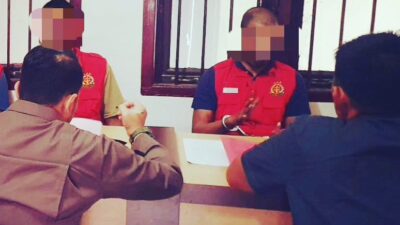 Tersangka Pembunuhan di Gampong Blang Geulumpang, Kecamatan Idi Rayeuk, AM (41) saat diserahkan oleh Satreskrim Polres Aceh timur ke JPU Kejari setempat. (Foto:hariandaerah.com/Humaspolres)