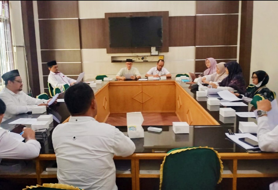 Wakil Rektor Dr. Yusaini M.Pd saat pimpin rapat penyamaan persepsi terkait aturan tentang penyelesaian tugas akhir mahasiswa sarjana dan pascasarjana IAIN Langsa. (Foto:hariandaerah.com/Dok.IAIN)