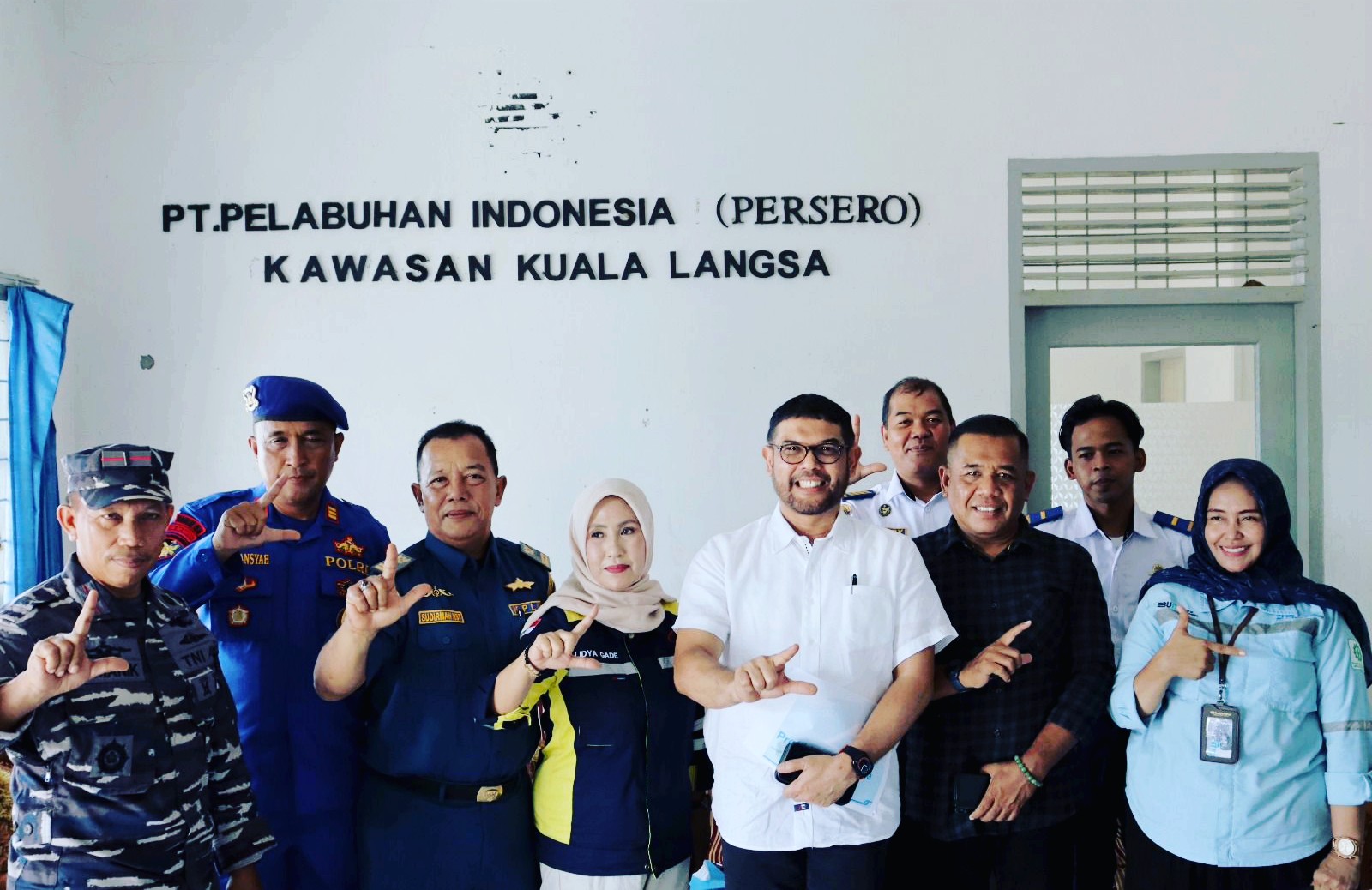 Anggota Komisi III DPR RI, HM Nasir Djamil didampingi Dewan Pembina Basabnas Aceh, Abu Dalem Syukri dan lainnya saat kunjungan kerja di PT Pelabuhan Indonesia (Pelindo). (Foto:hariandaerah.com/Sukma)