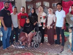 Sayuti Abu Bakar Berikan Bantuan Kursi Roda untuk Lansia