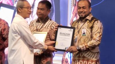 Pimpinan KPK, Alexander Marwata, AK., SH., MH., CFE (kiri) menyerahkan penghargaan kepada Plt. Dirut Bank Aceh, Fadhil Ilyas (kanan) di Gedung Gradika Bhakti Praja, Semarang Jawa Tengah pada Kamis (11/7/2024). (foto: dok. humas bank aceh)