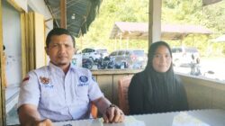 Yanti Kasurawati (kanan) korban penganiayaan didampingi kuasa hukumnya, Idris, S.H.I saat menggelar jumpa pers di sebuah warkop di sudut kota Sinabang, Selasa (7/2/2024). (Foto: Harian Daerah/Redaksi)