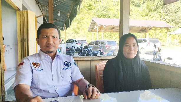 Yanti Kasurawati (kanan) korban penganiayaan didampingi kuasa hukumnya, Idris, S.H.I saat menggelar jumpa pers di sebuah warkop di sudut kota Sinabang, Selasa (7/2/2024). (Foto: Harian Daerah/Redaksi)