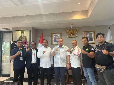 Ketua Umum KONI Aceh, H Kamaruddin sapaan akrab Abu Razak bertemu Ketua DPD RI, La Nyalla Mattalitti didampingi Fachrul Razi Senator DPD RI Asal Aceh juga Ketua Komite I DPD RI yang turut menfasilitasi acara tersebut di Gedung DPR/MPR RI Senayan, Jakarta Rabu (3/7/2024). (Foto: Dok. Diskominsa Aceh)