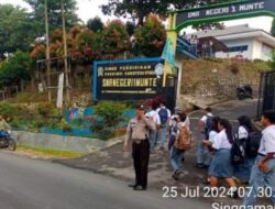 Personil Polsek Munte Laksanakan Pengaturan Lalu Lintas