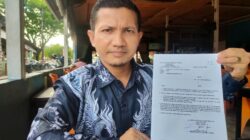 Idris, S.H.I, Kuasa Hukum Yanti Kasurawati selaku pelapor terhadap Eri Susanti saat menunjukkan SP2HP dari Polres Simeulue, Kamis (15/8/2024). (Foto: Harian Daerah/Kirfan)