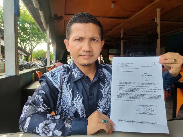 Idris, S.H.I, Kuasa Hukum Yanti Kasurawati selaku pelapor terhadap Eri Susanti saat menunjukkan SP2HP dari Polres Simeulue, Kamis (15/8/2024). (Foto: Harian Daerah/Kirfan)