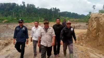 Tim Pansus DPRK Simeulue saat melakukan kunjungan kerja ke Lahan Kebun Sawit PT. Raja Marga berrapa waktu lalu. (Foto: Istimewa)