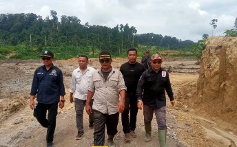Wow! Raja Marga Sudah Garap 1200 Hektar Hutan Simeulue Tanpa Izin Apapun 1 Tim Pansus DPRK Simeulue saat melakukan kunjungan kerja ke Lahan Kebun Sawit PT. Raja Marga berrapa waktu lalu. (Foto: Istimewa)