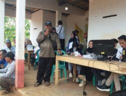 Pak Tarsa Sindangbarang Disambut Antusias Warga Desa Girimukti, Layanan Gratis Hingga Pelosok