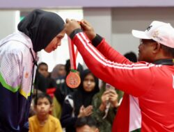 Cabor Anggar Raih Emas Lagi, Pj Gubernur Safrizal Kalungkan Medali
