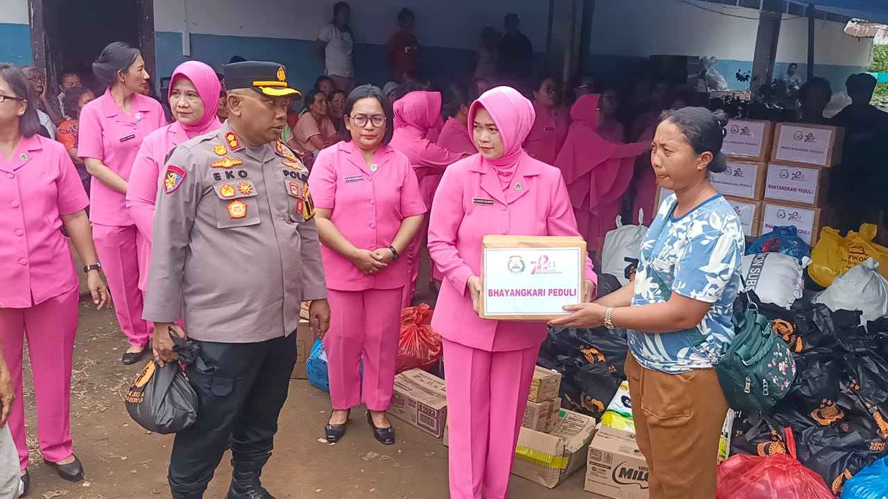 Kapolres Tanah Karo dan Bhayangkari Salurkan Bantuan untuk Korban Banjir Bandang di Desa Ketawaren 1 karo