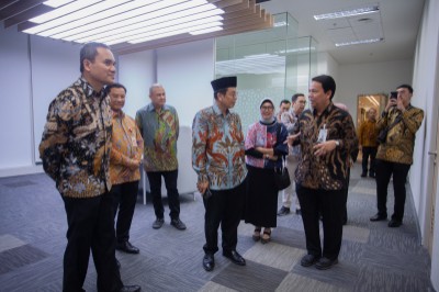 Regional CEO BSI Aceh (Bpk. Wachjono) mendampingi Kepala Eksekutif Pengawas Perbankan OJK, Dian Ediana Rae di Landmark BSI Aceh.