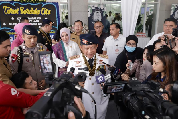 Menteri Dalam Negeri, Tito Karnavian, usai menjenguk Sherly Tjoanda, istri mendiang Benny Laos, di RSPAD Gatot Subroto Jakarta, Senin (14/10/2024). (Foto: Puspen Kemendagri)