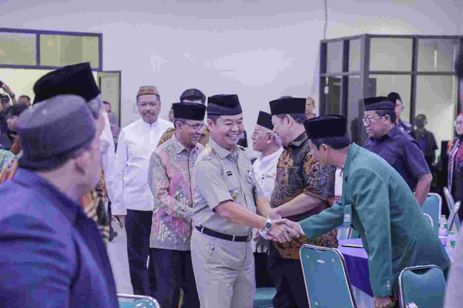 Penjabat (Pj.) Gubernur DKI Jakarta Teguh Setyabudi sedang bersalaman saat menghadiri acara Silaturahmi Majelis Ulama Indonesia (MUI) DKI Jakarta dan Organisasi Kemasyarakatan (Ormas) Islam se-DKI Jakarta, di Kantor Pengurus Wilayah Muhammadiyah, Salemba, Jakarta Pusat, pada Selasa (29/10/2024). (Foto: Humas DKI Jakarta)