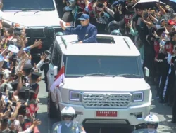 Ditengah Terik, Prabowo Sapa Warga Dengan Kenderaan Karya Anak Bangsa