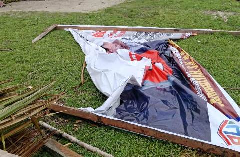 Alat Peraga Kampanye (APK) Milik Pasangan Calon Bupati dan Wakil Bupati Simeulue Nomor Uut 01, Ahmadlyah, SH dan Irwan Suharmi, M.Si yang dirusak di Desa Padang Unoi, Minggu (10/11/2024). (Foto: Idris)