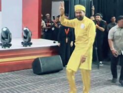 Debat Kandidat, Calon Gubenur Muzakir Manaf Kenakan Baju Kebesaran Aceh Tamiang