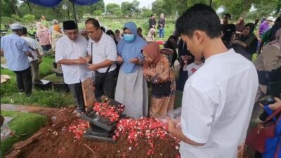 Olah TKP, Polisi Temukan Kronologi dan Bukti Pembunuhan Ayah dan Nenek di Cilandak 1 Suasana Pemakaman Nenek yang dibunuh oleh MAS (14) pada peristiwa Pembunuhan Ayah dan Nenek di Cilandak