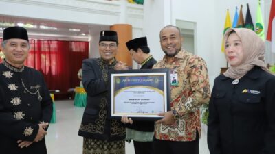 Plt. Direktur Utama Bank Aceh, Fadhil Ilyas, menerima penghargaan dari Universitas Islam Negeri (UIN) Ar Raniry atas dukungan kemitraan dalam peningkatan mutu pendidikan tinggi di Aceh. Penghargaan itu diterimanya pada Kamis (31/10/2024). (Foto: Humas Bank Aceh)