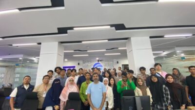 Diskominsa Aceh menerima kunjungan dari peserta Asia Pacific Internet Engineering (APIE) Camp. Kunjungan ini berlangsung di ruang Command Centre dan Data Centre Pemerintah Aceh dan diterima langsung oleh Kepala UPTD Statistik Diskominsa Aceh, Sayid Azhari, Jumat (22/11/2024) kemarin